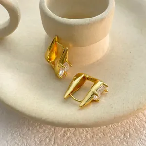 Exquisite minimalistische vergoldete Creolen mit klaren Zirkonia Steinen Detailaufnahme.