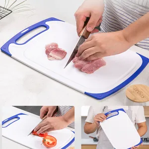 Tagliere in plastica bivalente con bordi blu antiscivolo per cucina, carne e frutta.