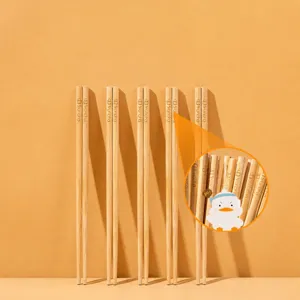 Sympatiche bacchette in bambù per bambini, set stoviglie sicuro senza vernice e cera.