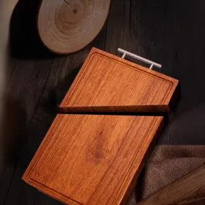 Massief houten snijplank keuken hakblok met handvat van metaal voor thuiskoken.