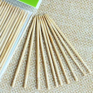 Disposable bamboo toothpicks for home and hotel use, eco-friendly tooth cleaning sticks.