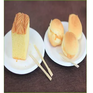 Disposable paper plates for cakes and food serving, eco-friendly tableware detail display image.