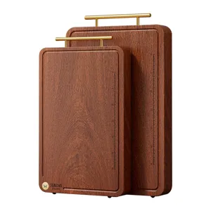 Houten snijplank set met gouden handgrepen en meetschaal voor thuisgebruik in keuken.