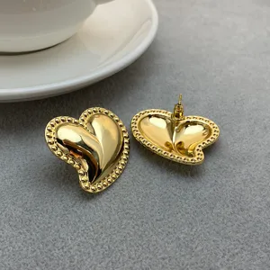 Boucles d'oreilles clous cœur bombé doré avec bord perlé design de niche chic