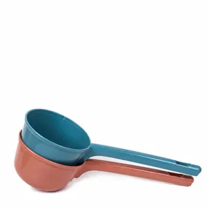 Grande louche à eau en plastique avec long manche pour cuisine, bain et jardin.