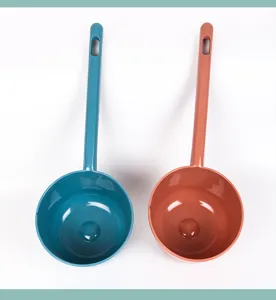 Poupe d'eau en plastique a long manche, louche durable epaissie pour cuisine et bain.