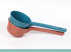 Pelle à eau en plastique avec long manche, louche robuste et épaisse pour cuisine et salle de bain.
