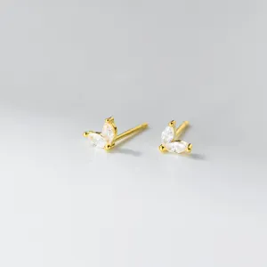 Nahaufnahme filigraner Markise Zirkonia Blatt Ohrstecker in vergoldeter Ausführung.