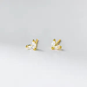Detaillierte Nahaufnahme filigraner S925 Sterlingsilber vergoldeter Blatt Ohrstecker.