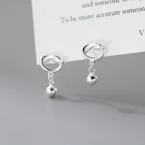 Detailansicht von S925 Sterlingsilber Knoten Ohrringen mit hängenden glatten Kugeln.