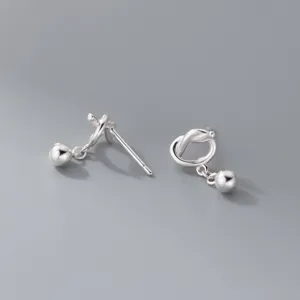 Silberner Knoten Ohrstecker Detailansicht, minimalistischer Schmuck mit hängender Kugel.