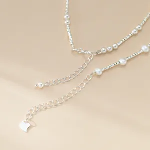 Nahaufnahme Detail des S925 Sterlingsilber Lagenarmbands mit Perlen und glänzenden Perlen.