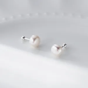 Nahaufnahme von minimalistischen 999er Sterlingsilber Süßwasserperlen Steckern.