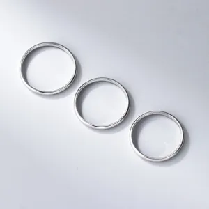 Detailansicht des minimalistischen S925 Silber glatten Ringes im eleganten modernen Stil.