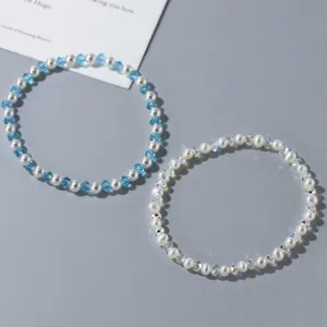 Gros plan détail de bracelets de perles de cristal bleu doux et frais, design esthétique.