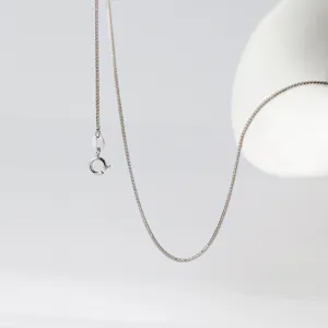 Collar de cadena Chopin minimalista en plata S925, joya fina y delicada para mujer elegante.