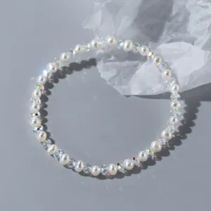 Detail de bracelet de perles et cristaux fins presentant des pierres et perles facetees.