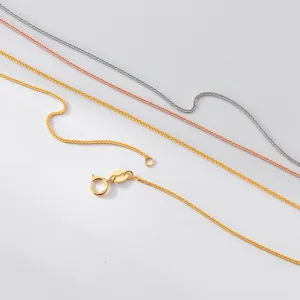 Primer plano de las cadenas Chopin de plata S925 en colores plateado, oro rosa y oro.