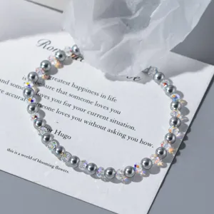Vue détaillée du bracelet de perles grises et de cristaux, design élégant et raffiné.