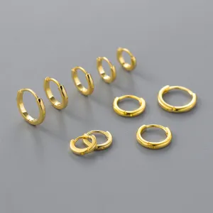 Goldfarbene glatte runde Creolen ohrringe Mehrere Groessen minimalister Schmuck Set