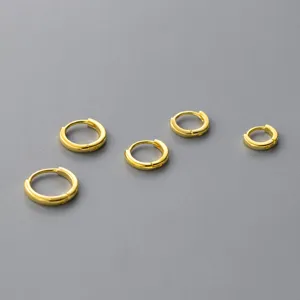 Nahaufnahme minimalistischer S925 Sterlingsilber glatter runder Creolen fuer den Alltag.