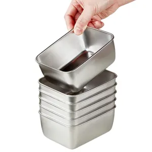 Caja de almacenamiento de alimentos rectangular de acero inoxidable apilable, ideal para la cocina.