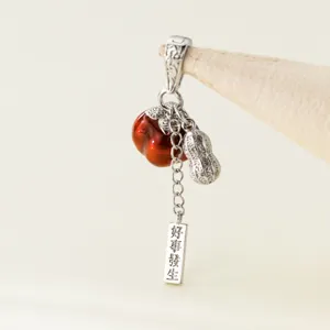 Detailansicht des schönen S925 Silber Kaki und Erdnuss Anhängers mit speziellem Glücksschild.