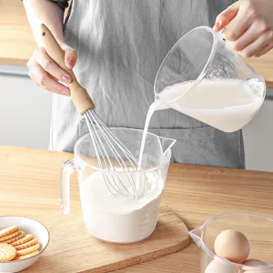 Misurino in plastica con scala e frusta con manico in legno per la cucina e la cottura