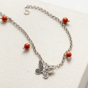 Chevillère papillon en argent S925 avec perles d'agate rouge, vue détaillée style argent thaïlandais.