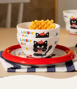 Charmant ensemble de bol en céramique chat noir avec assiette rouge, belle vue de détail.