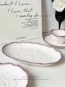 Set de vajilla de ceramica de lujo retro, plato y tazon con rosa en relieve de color morado.