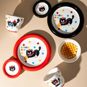 Ensemble de vaisselle en céramique chat noir mignon, assiettes, bols et tasses à pois.