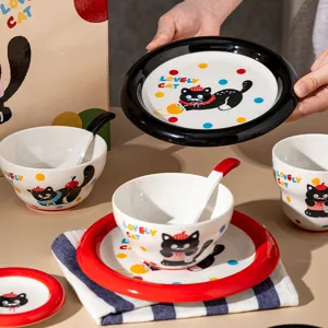 Joli service de vaisselle en céramique chat noir avec bols et assiettes pour cuisine et table.