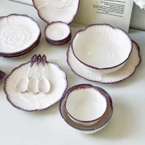 Juego de cuencos y platos de cerámica de lujo retro con bordes morados elegantes.