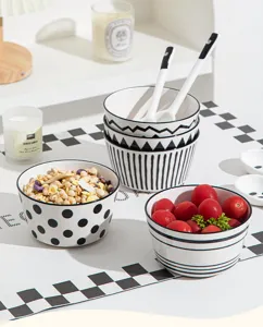 Einfaches schwarz-weißes Keramikschüssel-Set, modernes minimalistisches Geschirr für zu Hause.