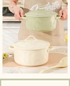 Keramische schommelkom in cremekleur met handvatten en deksel, mooie soepkom voor de keuken thuis.