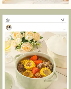 Crème keramische soepkom met twee oren in detail scene, elegante keuken tafelservies.
