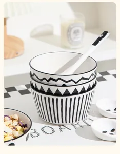 Detailaufnahme der minimalistischen schwarz-weißen Keramikschale, elegante Tischdeko.