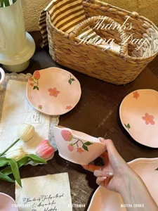 Set di ciotole e piatti in ceramica rosa con fragole e fiori dipinti a mano.