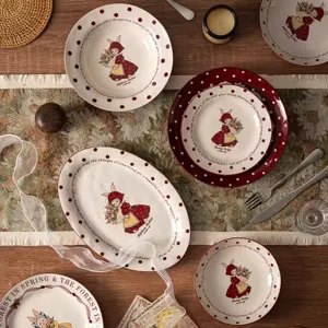 Joli service de vaisselle en céramique, bol et assiette à motifs rétro à pois rouges pour cuisine.