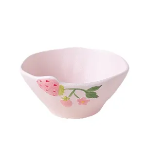 Ciotola di ceramica rosa con grazioso motivo di fragole, perfetta per zuppe e noodles quotidiani.