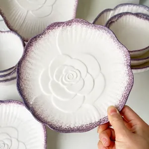 Conjunto de platos de cerámica de lujo retro con diseño de rosa en relieve y borde morado.
