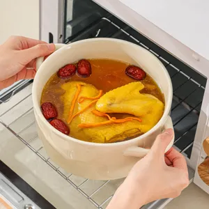 Crème kleurige keramische soepkom met twee oren, stijlvol servies voor thuis in de keuken.