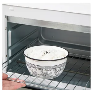 Dettaglio ciotola in ceramica, elegante stoviglie floreali stile nordico per cucina.