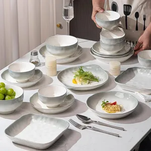 Ensemble de vaisselle en ceramique minimaliste bols et assiettes pour cuisine maison.