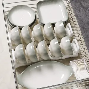 Service de vaisselle en céramique avec dégradé vert, bols, assiettes et cuillères pour cuisine.