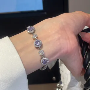Brazalete detallado de gema violeta y trébol, joyería de lujo con diamantes de imitación.