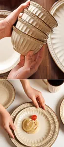 Ciotola in ceramica goffrata vintage set con design scanalato, ideale per cene a casa.
