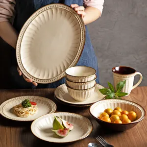 Set stoviglie in ceramica retrò, piatti e ciotole vintage con smalto reattivo per casa.