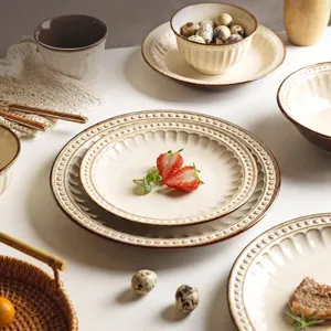 Set di stoviglie in ceramica vintage piatti e ciotole per la cucina design elegante.
